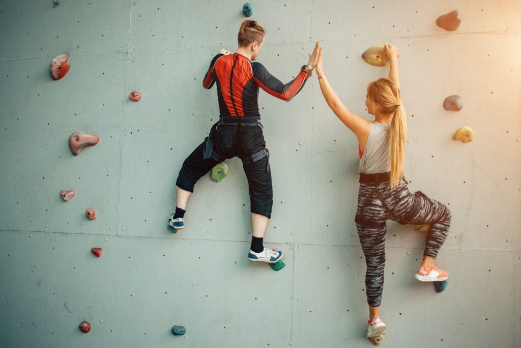 2 junge Kletter:innen die einklatschen